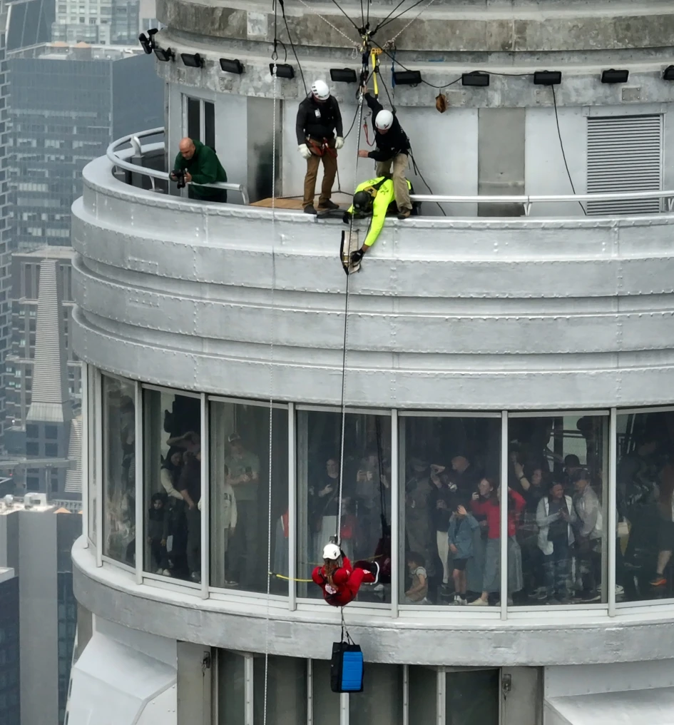 Participant rappeling down the Empire State Building under close supervision of Jepol Rope Access Crew